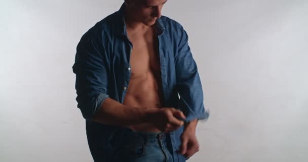 Stüdyoda Tişört Ayarlayan Yakışıklı Adam Izole Edilmiş — Stok video
