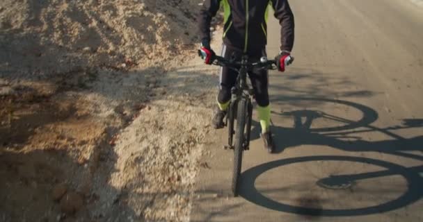 自転車利用者が田舎道を走る — ストック動画
