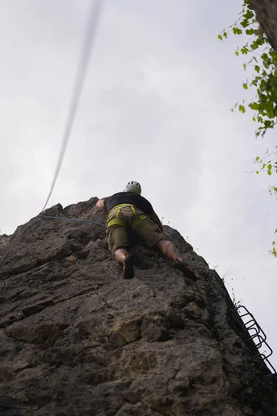 Handsome Fit Guy Climbing While Reaching Top Hill — Fotografia de Stock