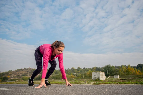 Attractive Fit Girl Concetrating Doing Starting Position Running Morning — 图库照片