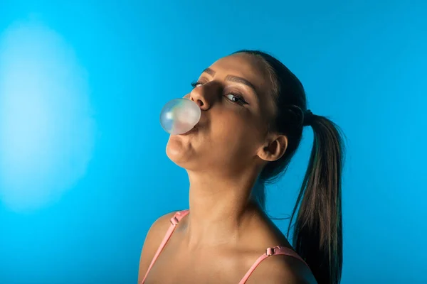 Close Beautiful Girl Making Gum Balloon Studio — Stockfoto