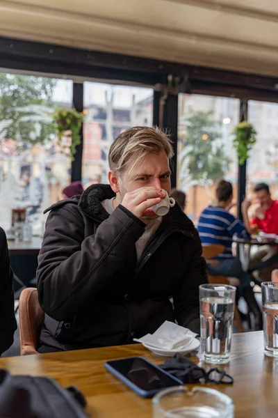 Attractive Handsome Assistent Drinking His Coffee — Stock fotografie