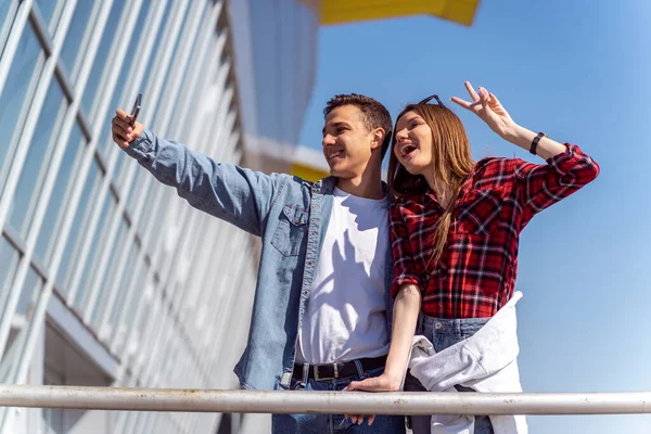 Pretty Couple Standing Fence Taking Selfie — Photo