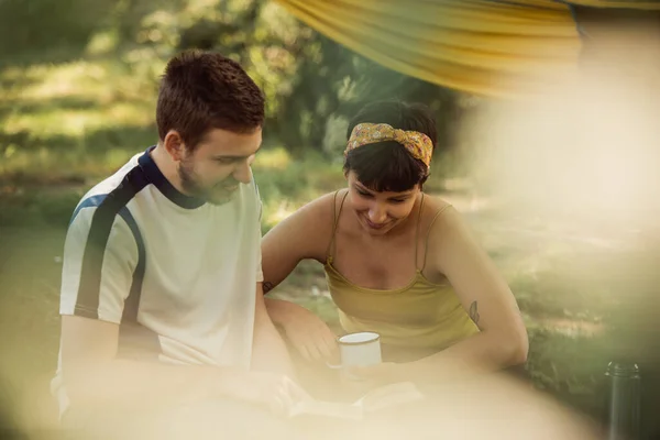 Parkta Piknikte Oturup Dinlenen Bir Çiftin Fotoğrafını Çek — Stok fotoğraf
