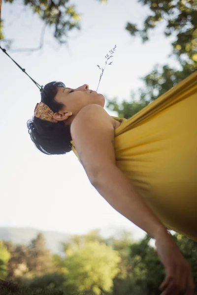 Beautiful Girl Relaxing Sleeping Yellow Hammock Park — 스톡 사진