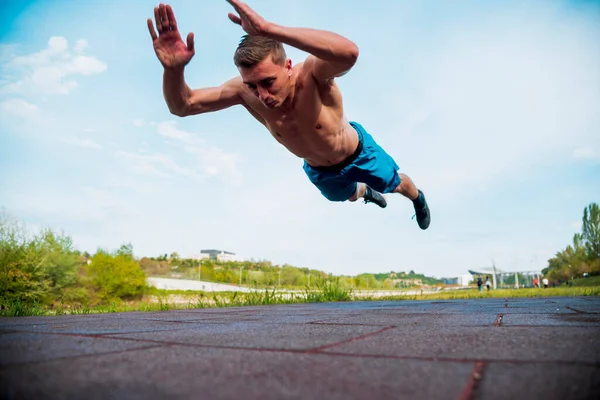 Handsome Man Sportswear Working Out Doing Clapping Push Ups Green — Stock Fotó