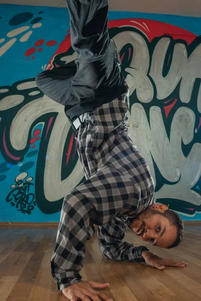 Dançarino Jovem Moda Dançando Frente Graffiti — Fotografia de Stock