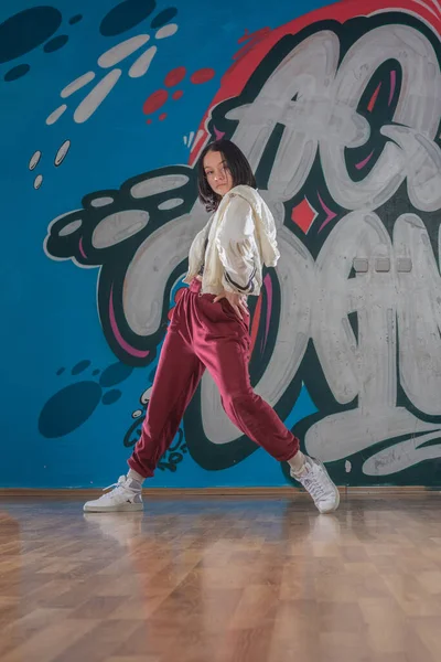 Breakdance Yapan Çekici Genç Bir Kadın Graffiti Arka Planı Üzerinden — Stok fotoğraf