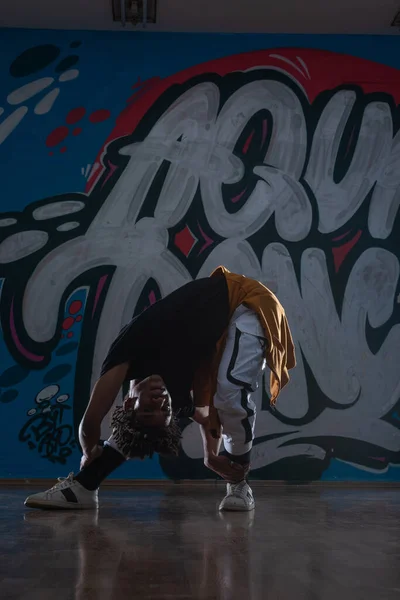Bailarina Hip Hop Afroamericana Breakdancer Actuando Sobre Fondo Graffiti Exposición —  Fotos de Stock