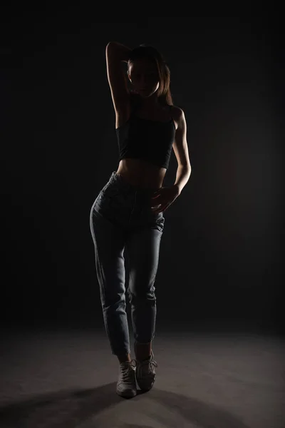 Silhouette Skinny Girl Posin Gin Studio While Looking Seductive — Φωτογραφία Αρχείου