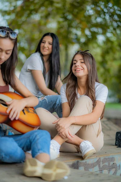 Beautiful Girl Friends Enjoying Listening Guitar Sounds — ストック写真
