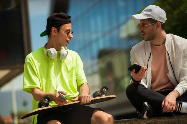 Two Male Friends Having Serious Conversation Phones — Fotografia de Stock