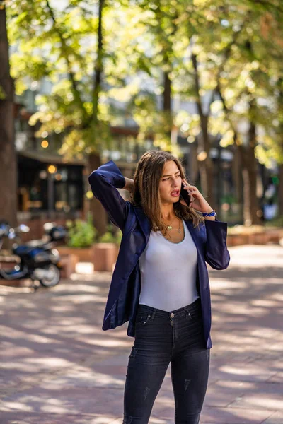 Attractive Beautiful Businesswoman Talking Phone While Thinking Conversation — Stockfoto