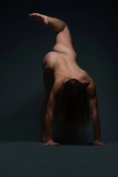 Arka Planda Çıplak Bir Kadının Üstünde Yoga Pozu Verirken Çekilmiş — Stok fotoğraf