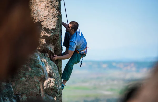 Zirveye Ulaşmadan Önce Bir Kayaya Tırmanan Adam — Stok fotoğraf