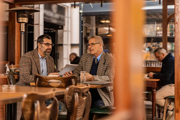 Two Senior Handsome Businessmen Talking Thinking — Stock fotografie