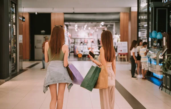 Zwei Schöne Mädchen Mit Einkaufstüten Stehen Einkaufszentrum Der Nähe Des — Stockfoto
