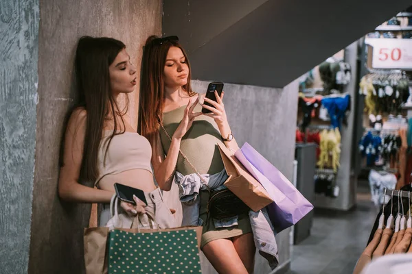 Young Teenage Sisters Deciding What Buy Fashion Salon Mall —  Fotos de Stock