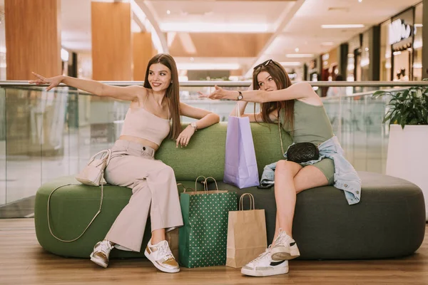 Genç Güzel Kızlar Alışveriş Merkezinde Bir Şeye Bakıp Gülüyorlar — Stok fotoğraf