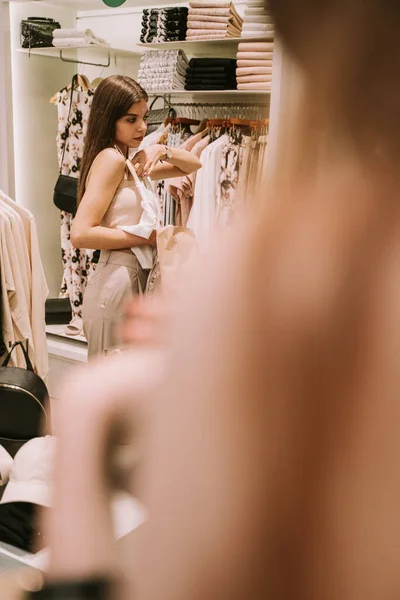 Pretty Girl Holding White Shirt While Standing Fashion Shop Mall — Fotografia de Stock