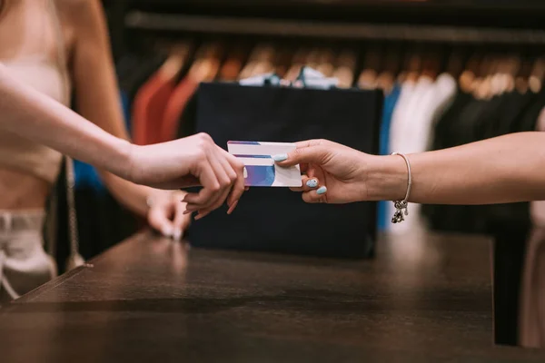 Close Girl Giving Credit Card Seller Shop — стоковое фото