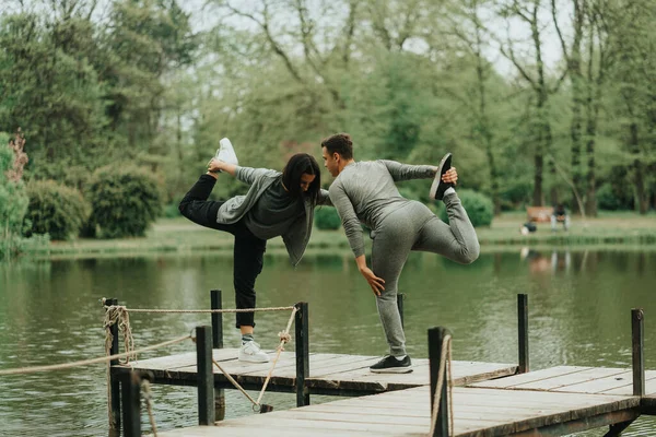 Close Beautiful Couple Working Out Together Bridge Park — Foto Stock