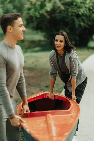 Strong Couple Lifting Kayak While Walking Park — Foto de Stock