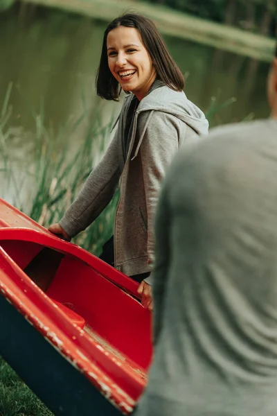 Cute Girl Smiling While Carrying Kayak Her Boyfriend Park — Stockfoto