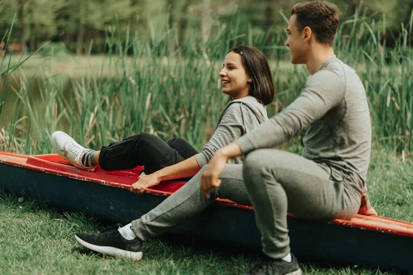Beautiful Couple Sitting Red Kayak Park Talking — Stockfoto