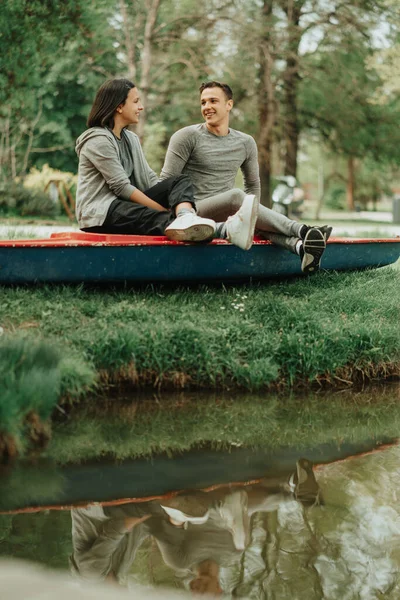 Beautiful Couple Looking Echother While Sitting Red Kayak Park — Stockfoto