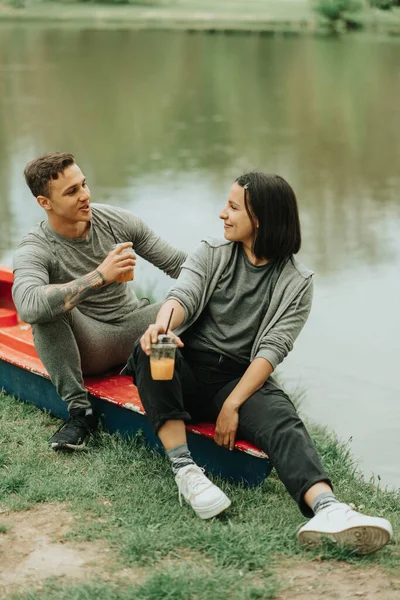 Beautiful Couple Looking Eachother While Relaxing Red Kayak Park — Stockfoto