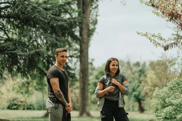 Mooie Paar Staande Het Park — Stockfoto