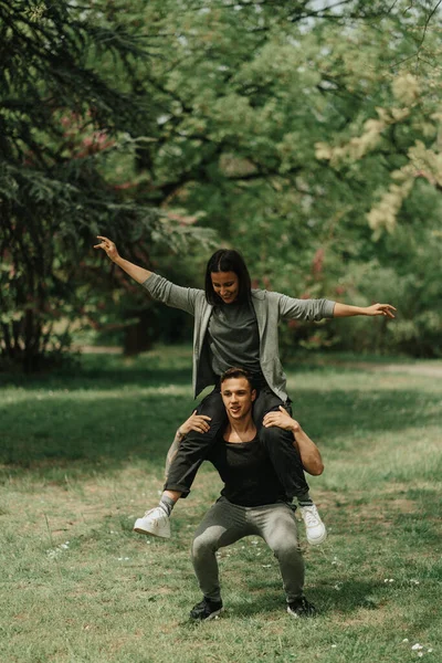 Schöne Mädchen Sitzt Auf Ihren Freunden Zurück Park Und Hat — Stockfoto