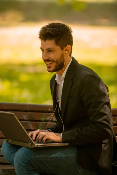Businessman His Laptop Smiling While Sitting Becnh — Stockfoto