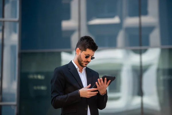 Businessman Standing Infront Building His Tablet — Φωτογραφία Αρχείου