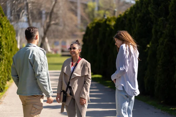 Three Happy Friends Talking Taking Conversation Street Sunny Day Buildings — Stock Photo, Image