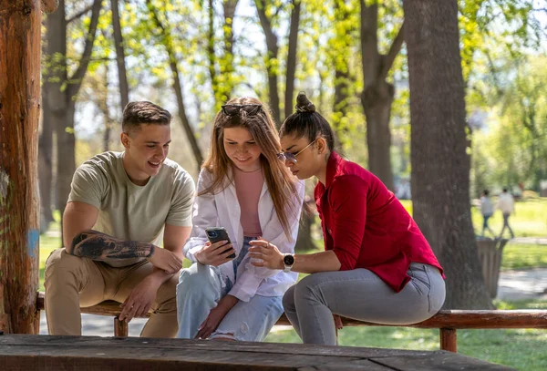 Amizade Tecnologia Conceito Internacional Grupo Amigos Com Smartphones Parque Verão — Fotografia de Stock