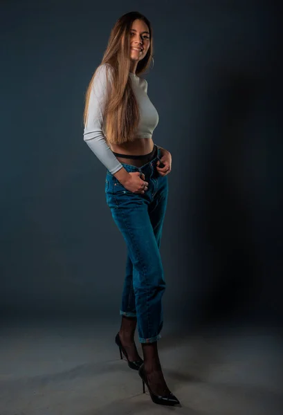 Estúdio Corpo Tiro Uma Mulher Atraente Posando Roupas Elegantes — Fotografia de Stock