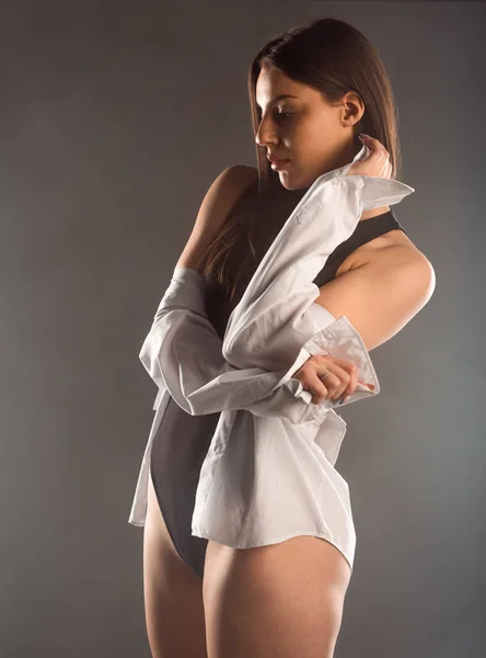 Кузовний Знімок Стильної Жінки Позує Чорному Тілі Сексуальна Дівчина Позує — стокове фото