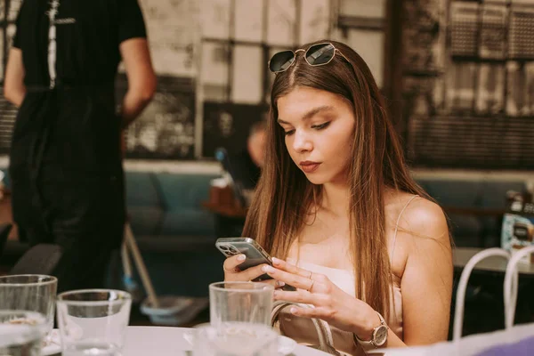Close Beautiful Girl Texting Her Phone While Sitting Cafe — Stockfoto
