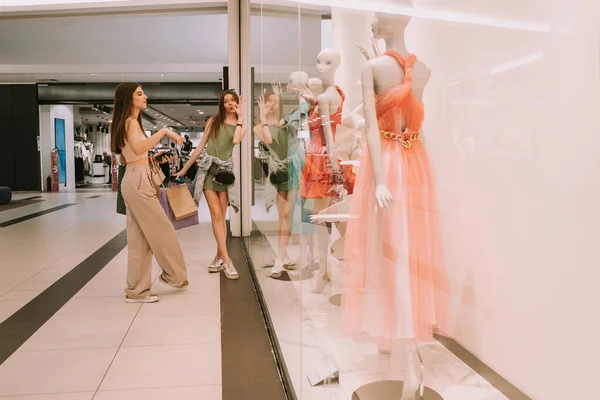 Two Pretty Girls Imitating Mannequins Store Mall — ストック写真