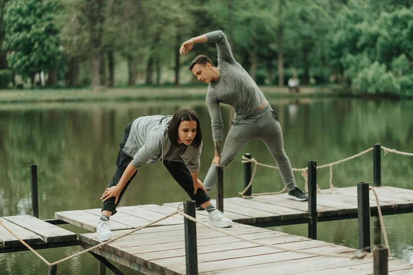 Close Strong Couple Working Out Bridge Lake Park — Stockfoto