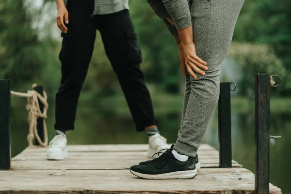 Close Couple Taking Break Working Out Bridge Lake Park — Fotografia de Stock