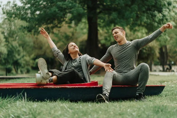 Beautiful Couple Having Fun While Sitting Red Kayak Park — Fotografia de Stock