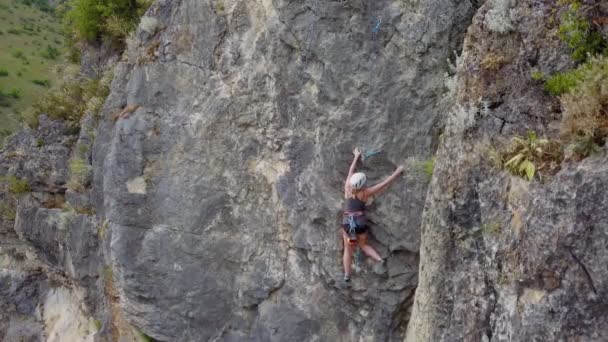 Sportive Fit Girl Climbing Big Rock While Thinking Her Next — Vídeos de Stock