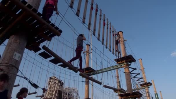 Pessoas Desfrutando Parque Adrenalina Cidade Pôr Sol — Vídeo de Stock