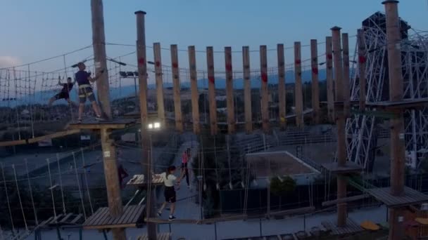 Gente Disfrutando Del Parque Adrenalina Ciudad Después Del Atardecer — Vídeo de stock