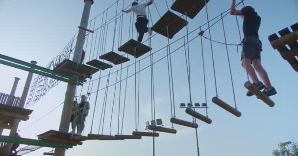 Mensen Die Plezier Hebben Met Obstakels Het Adrenaline Park Lage — Stockvideo