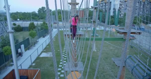 Adrenalin Parkında Testini Geçen Genç Bayan — Stok video