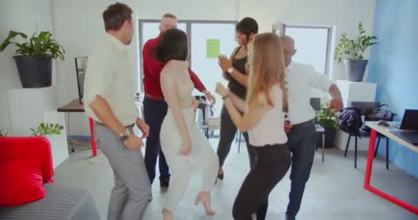 Багаторасові Колеги Сміються Танцюють Офісі Відзначаючи Успішний Проект — стокове відео